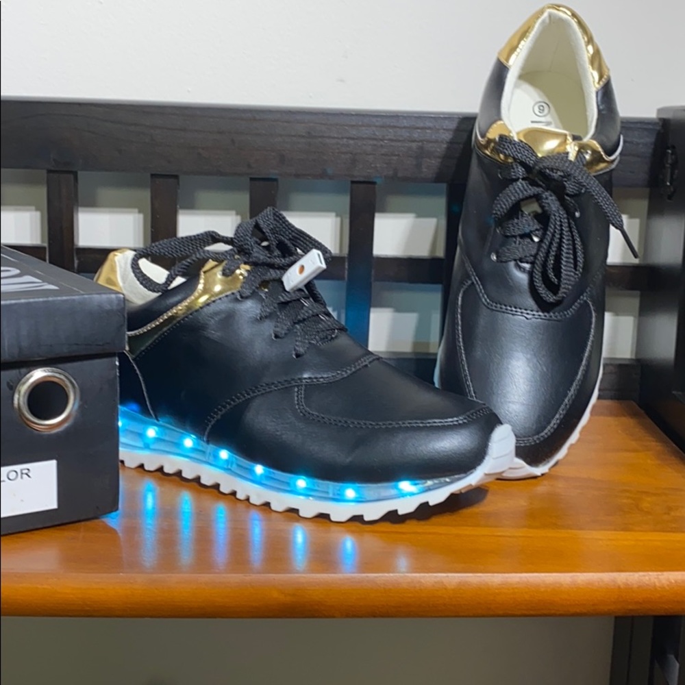 Sneakers - Picture 5 of 9